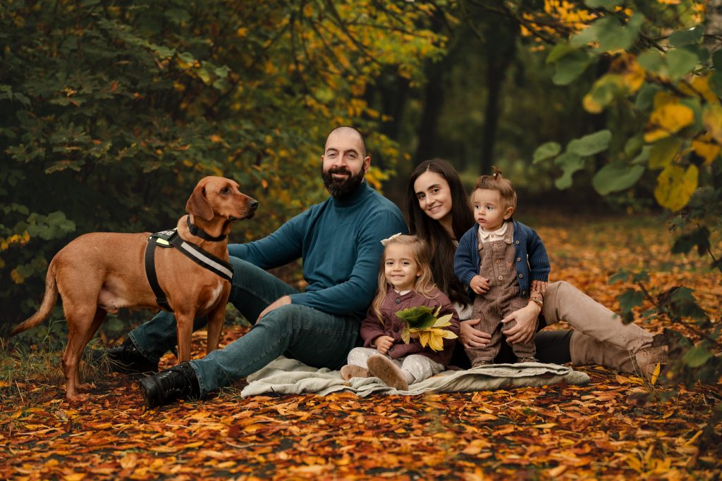 Семейна фотосесия на открито с естествени и емоционални кадри