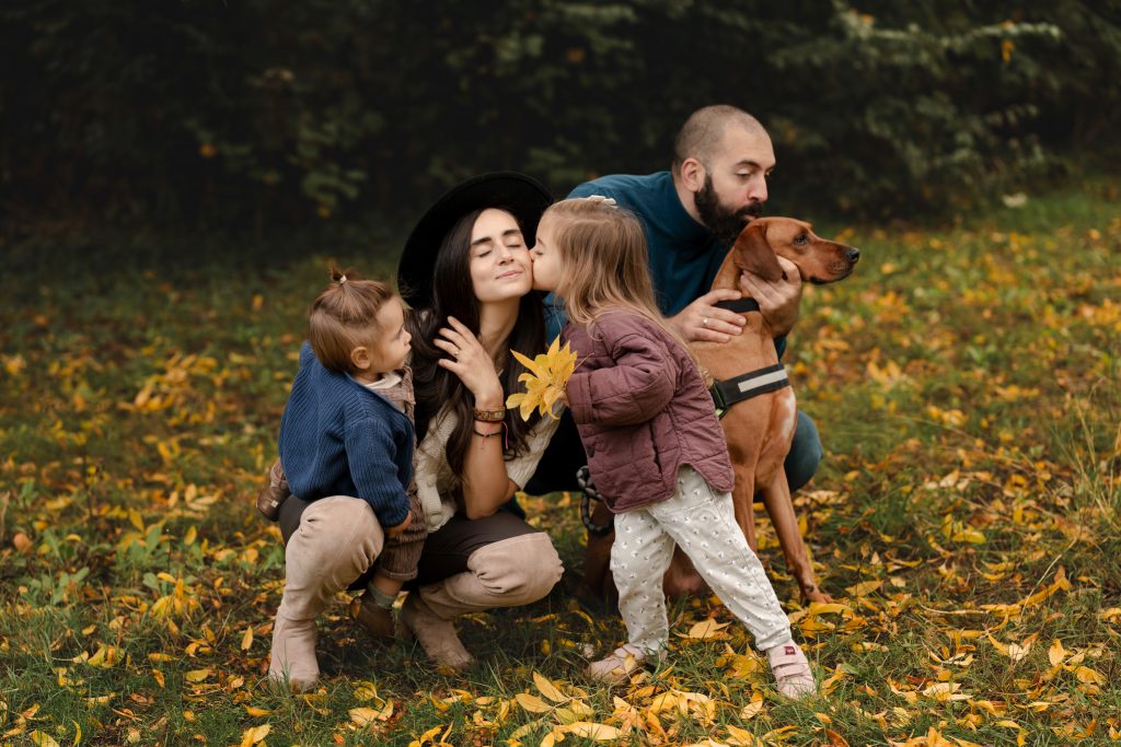 Семейна фотосесия на открито с естествени и емоционални кадри