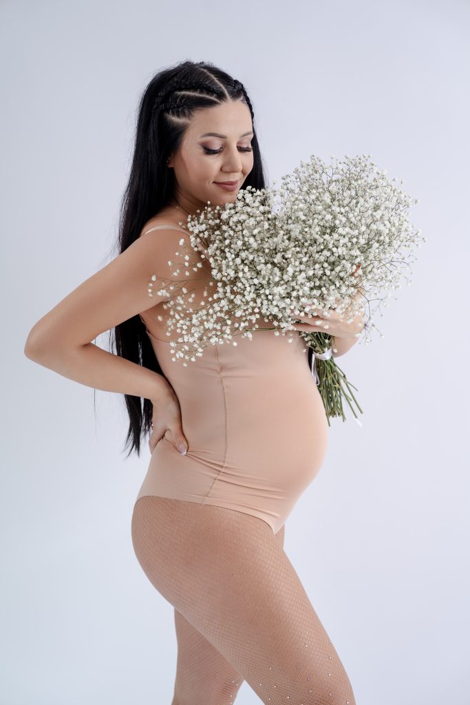 Нежна студийна бременна фотосесия с елегантна визия